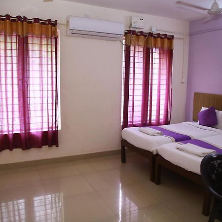 Hotel V Bee Plaza Thiruvananthapuram Zewnętrze zdjęcie