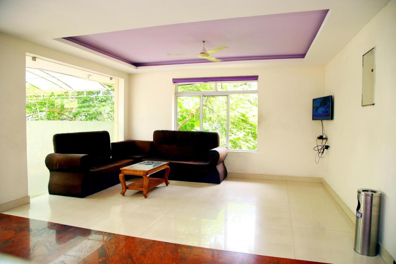 Hotel V Bee Plaza Thiruvananthapuram Zewnętrze zdjęcie