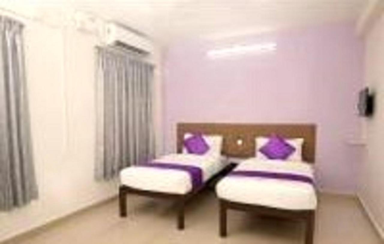 Hotel V Bee Plaza Thiruvananthapuram Zewnętrze zdjęcie