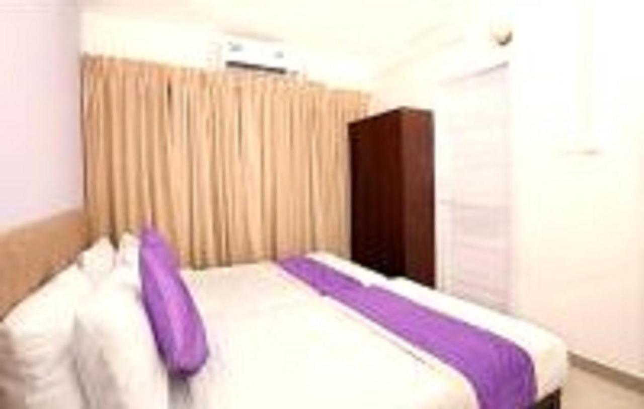 Hotel V Bee Plaza Thiruvananthapuram Zewnętrze zdjęcie