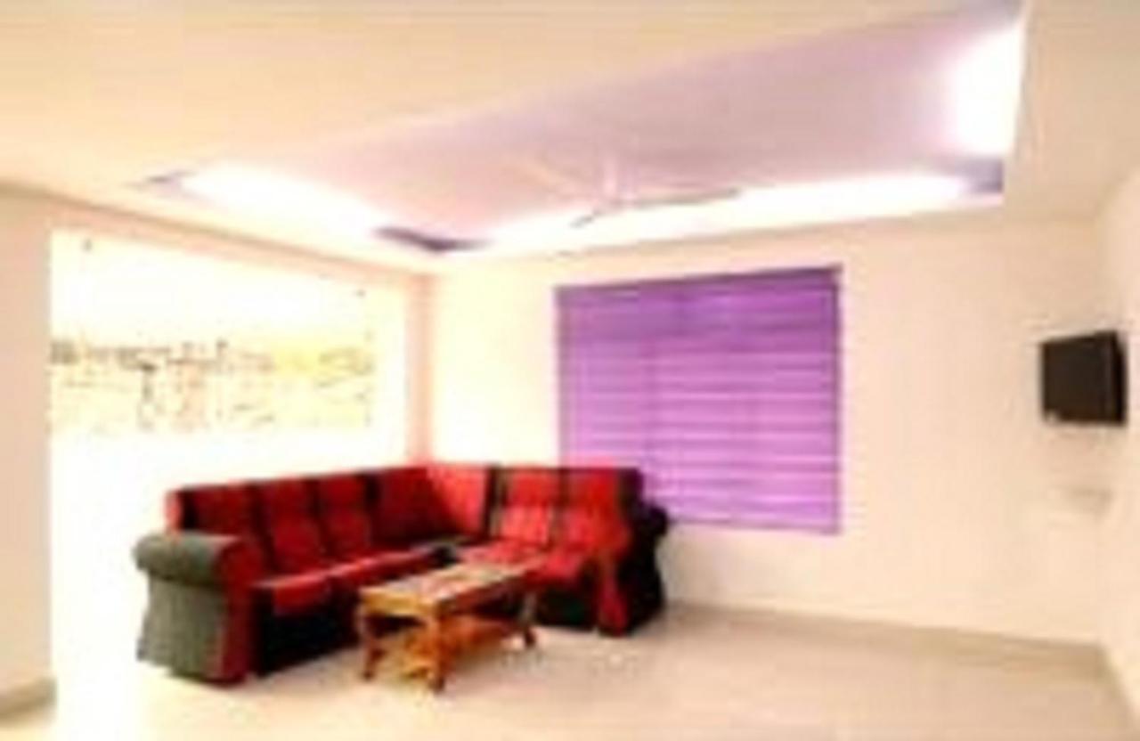 Hotel V Bee Plaza Thiruvananthapuram Zewnętrze zdjęcie